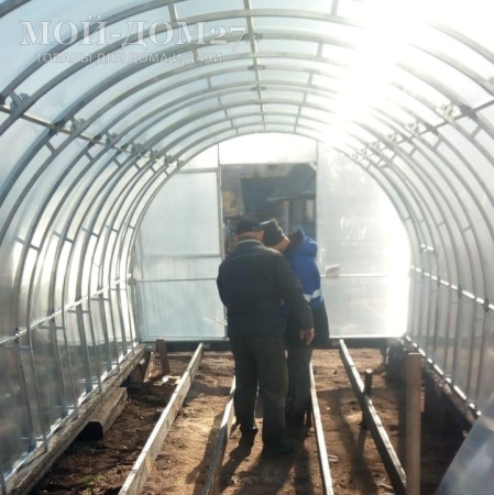 Теплица СверхПрочная Усиленная 6 метров с поликарбонатом | Мой-Дом27 | Каркас изготовлен из оцинкованной замкнутой трубы 20*20 мм.<br>
 Ширина - 3 метра. Высота - 2,1 метра. Длина 6 метров.<br>
 Выдерживаемая снеговая нагрузка - 300 кг/м2. Выдерживаемая ветровая нагрузка - до 22 м/с.<br>
 <b>Расстояние между дугами 0,65 метра.&nbsp;ДВОЙНАЯ ДУГА под дугой приварена еще одна дуга - толщина металла каждой дуги 1,2&nbsp;мм.</b>&nbsp;Ширина двери 0,96 метра.<br>